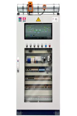 Offener Industrieschaltschrank mit Steuerungstechnik, Verkabelung und integriertem Display.