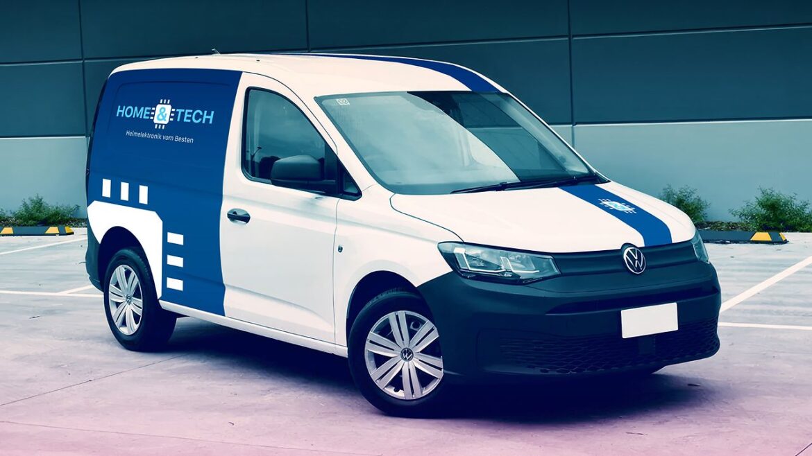 Servicefahrzeug mit Home & Tech Branding vor Gebäude.