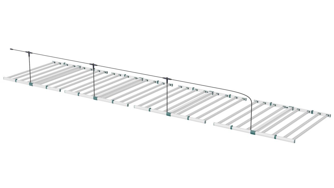 Lineares LED-Pflanzenbeleuchtungssystem mit mehreren Modulen und Seilaufhängung für den professionellen Einsatz.