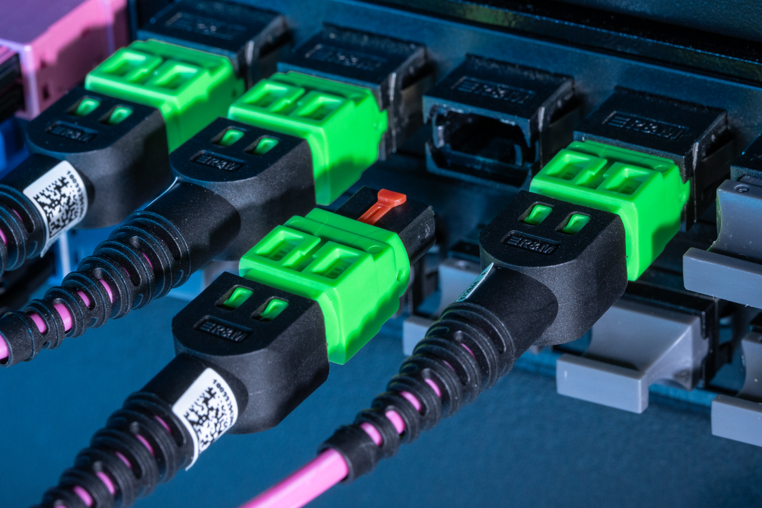 Mehrere grüne R&M-Steckverbinder in einer Netzwerkverkabelung für Rechenzentren.