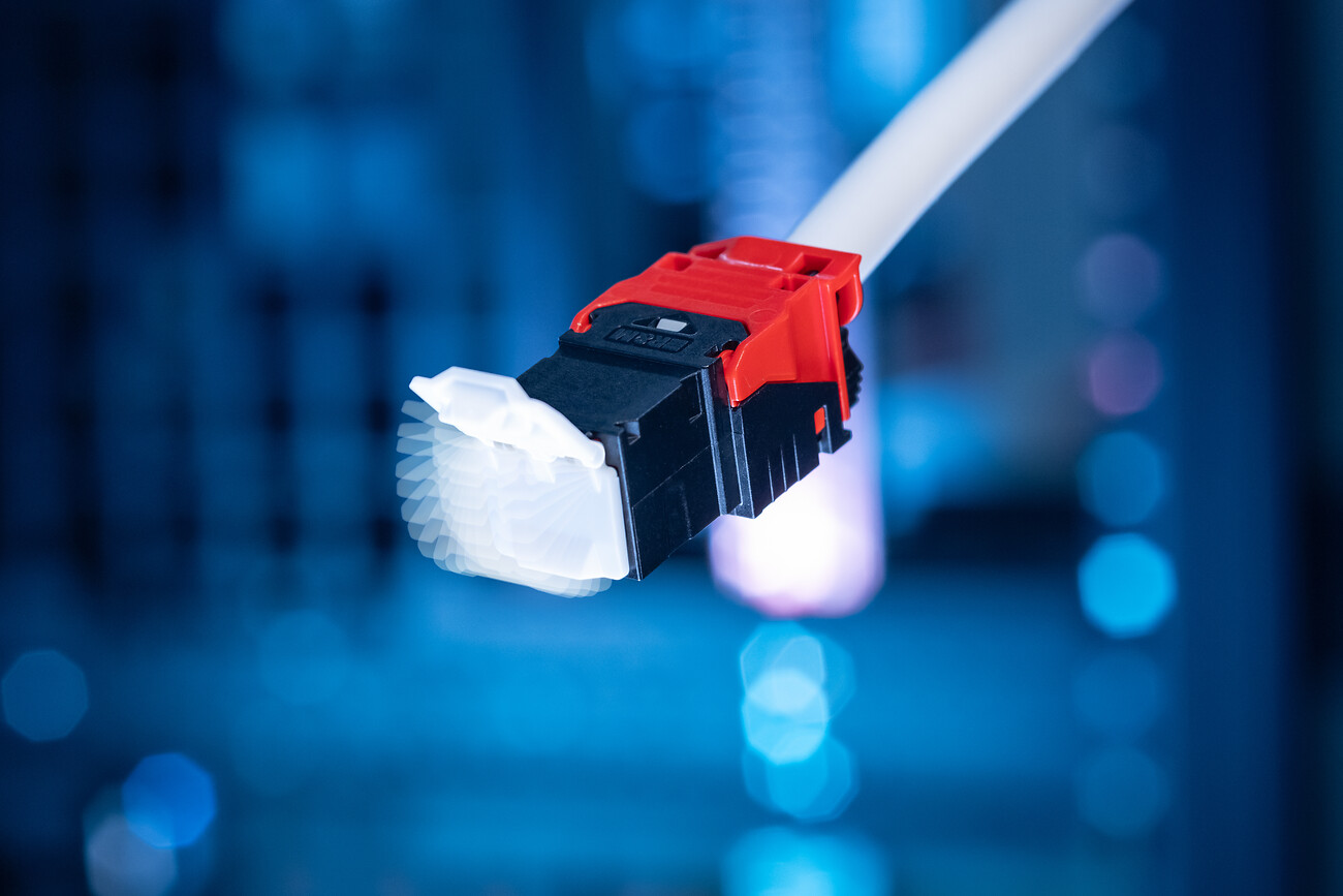 Glasfaserstecker von R&M für schnelle Datenübertragung in Netzwerken.