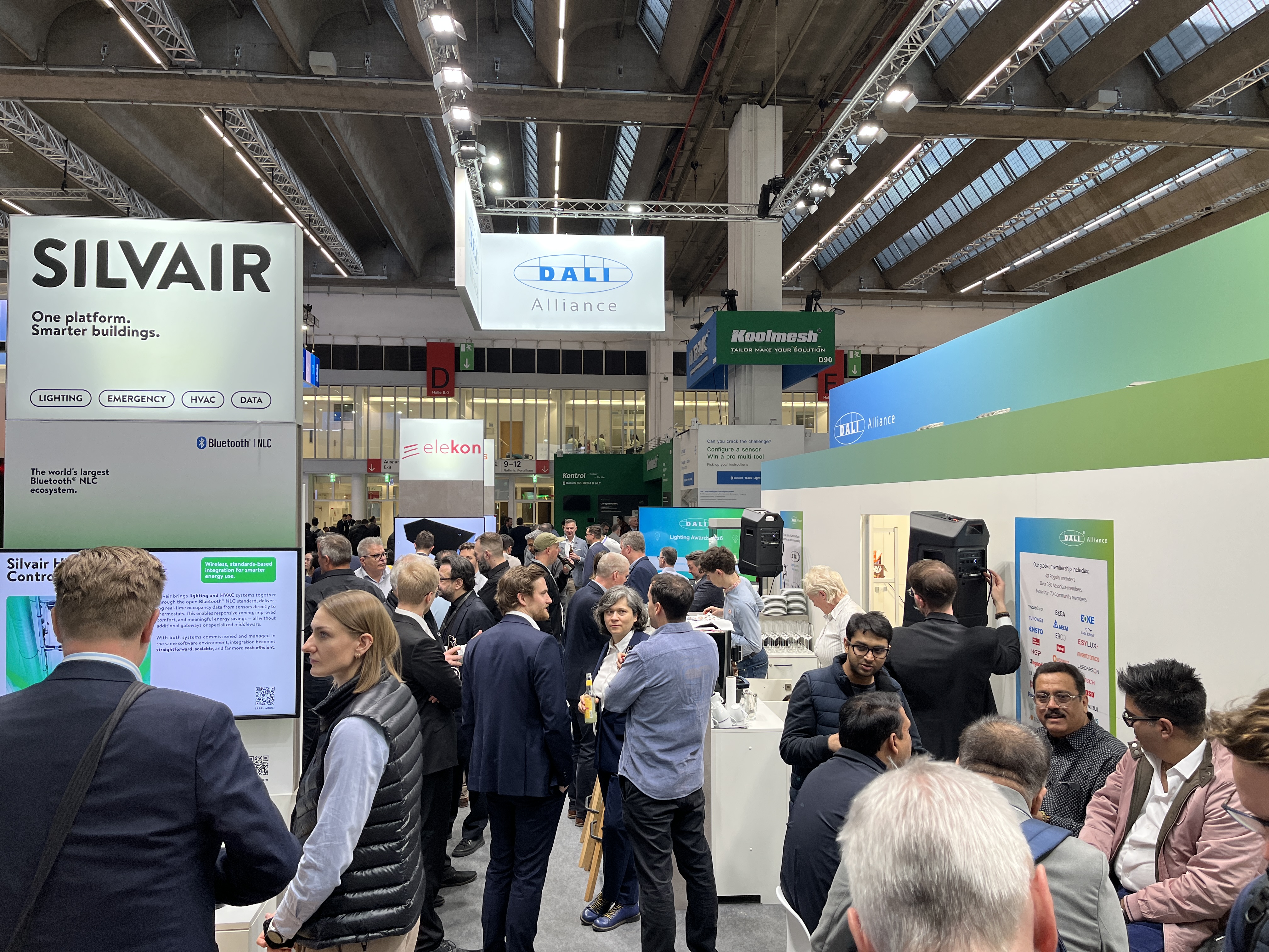 Gut besuchter Messestand der Dali Alliance auf der Light + Building 2026 mit vielen Besuchern und Gesprächen.