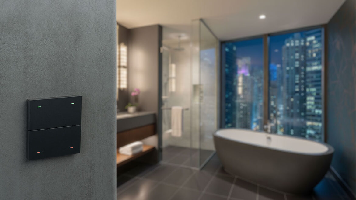 KNX Tastsensor mit LED-Anzeige im modernen Badezimmer bei Nacht.