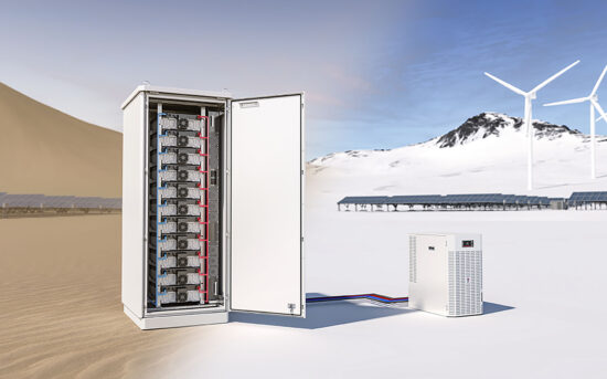 Outdoor-Schaltschrank mit Energiespeichermodulen und externer Kühlung in freier Landschaft.