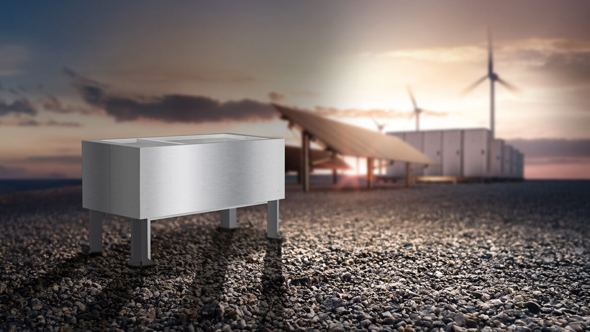 Edelstahl-Eingrabsockel auf Kiesfläche vor Energieanlage mit Solarpanels.