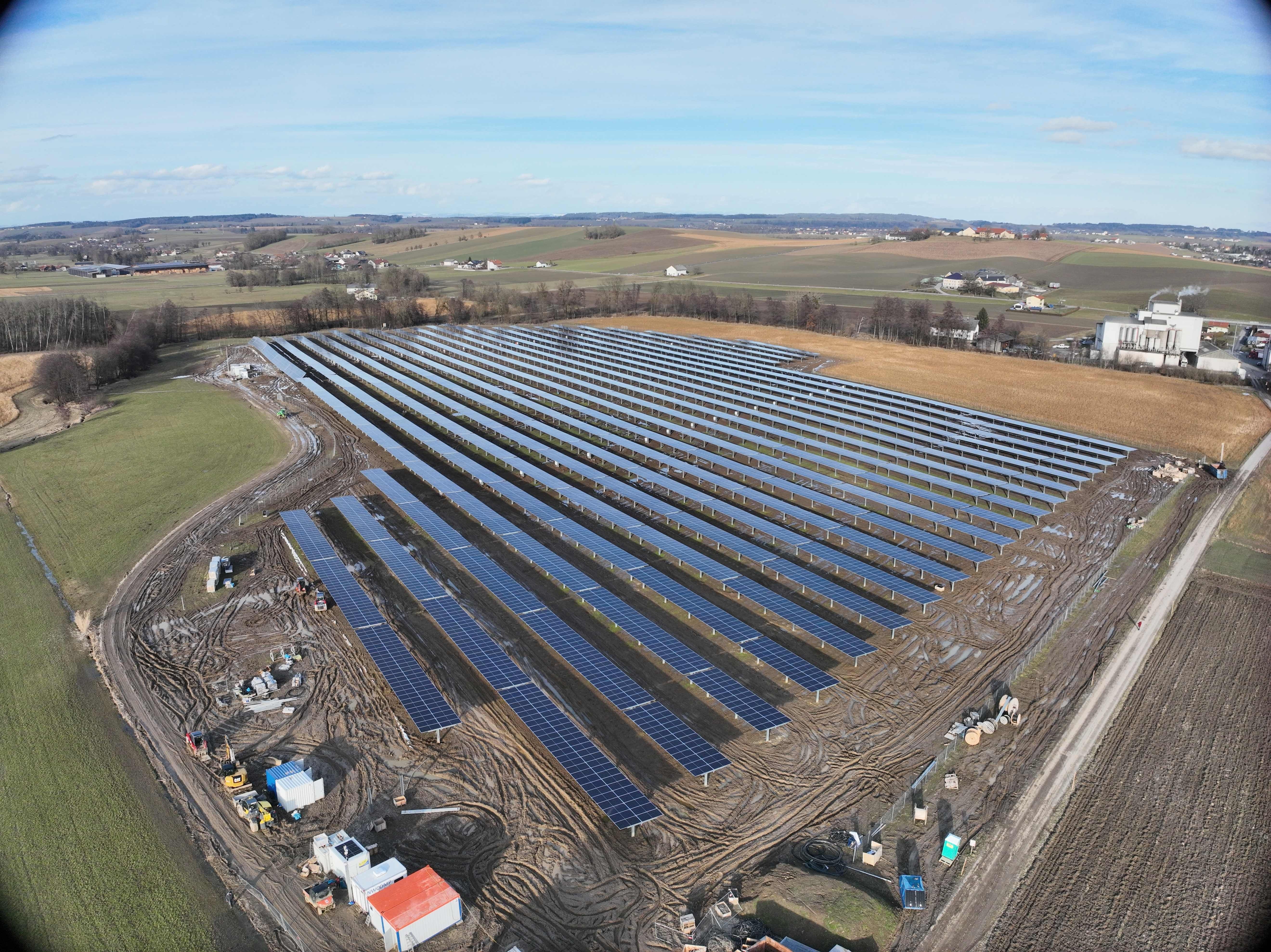 Agri-PV-Herbstheim-liefert-Strom