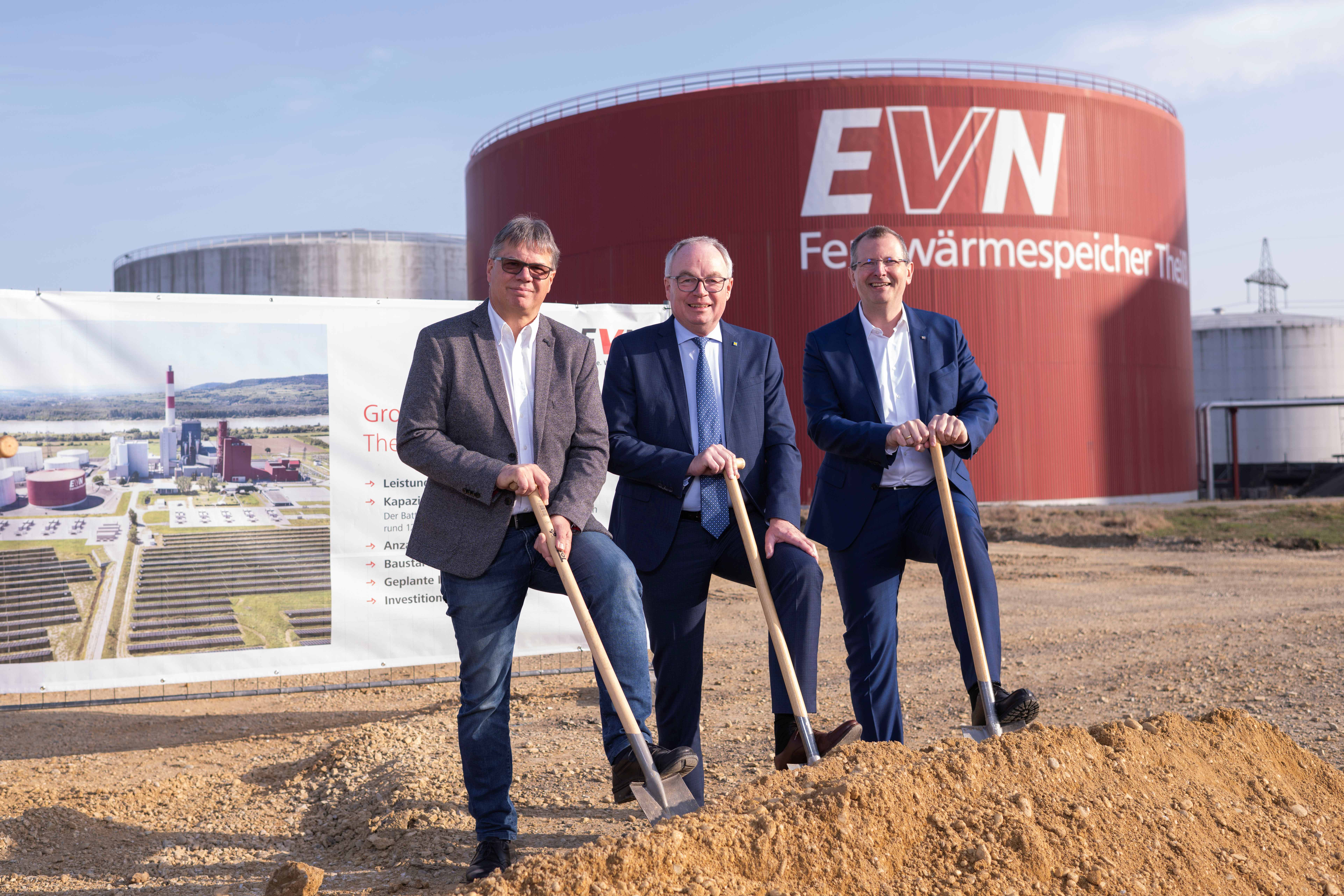 Drei Vertreter beim Spatenstich für den Batteriespeicher in Theiß vor Evn-Anlage.