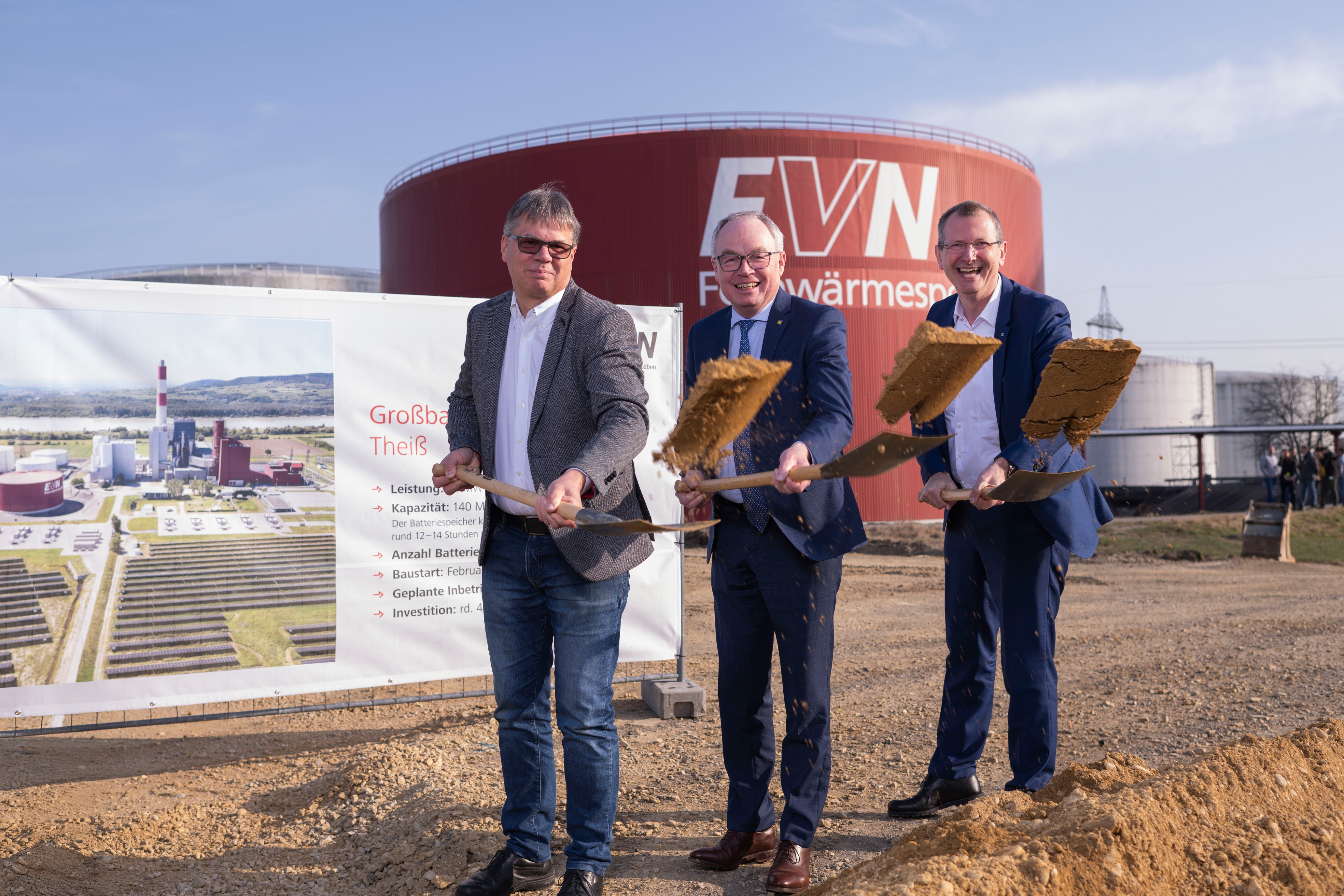 Spatenstich für Großbatteriespeicher in Theiß mit drei Projektverantwortlichen.