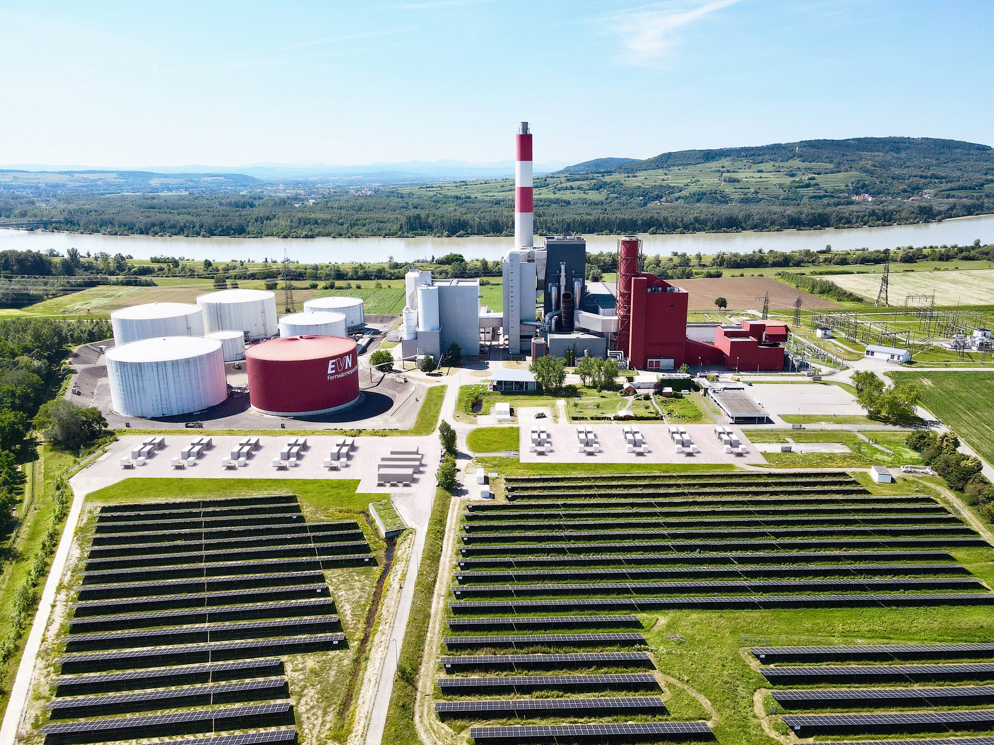 Evn-Standort Theiß mit Kraftwerk, Speichern und Photovoltaikanlage aus der Luft.