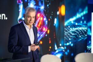 Dr. Nikolai Ardey spricht auf einer Bühne über KI und Innovation.