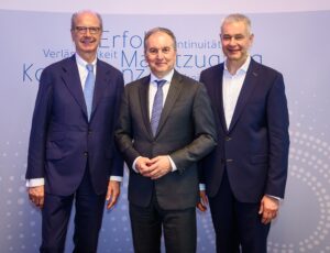 Gruppenfoto mit Hans Dieter Pötsch, Vito Cecere und Nikolai Ardey.