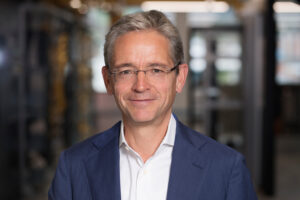 Portrait von Roger Baumann, CEO des Netzwerkinfrastrukturanbieters R&M.