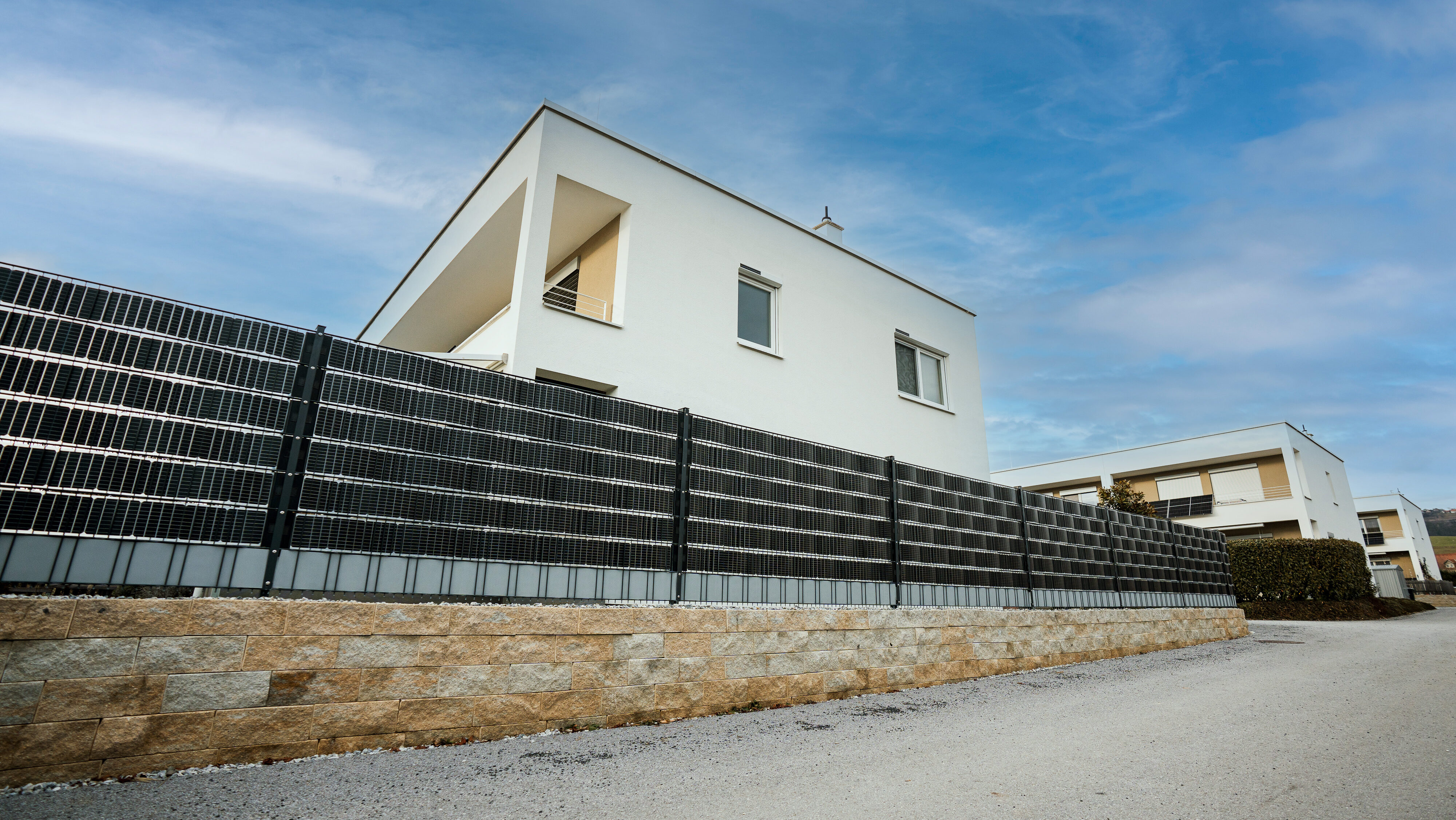 zaun-wird-zur-3-phasen-pv-anlage