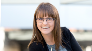 Karikatur von Sabine Stabauer und Markus Prochazka als Staffelstab-Übergabe bei Somfy.