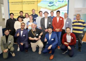 Große Gruppe von Startup-Teams und Beteiligten beim Axel Demo Day posiert gemeinsam für ein Gruppenfoto.