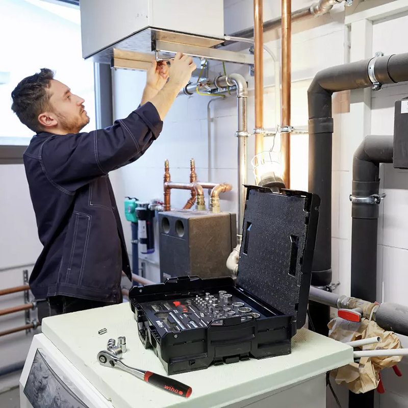 Techniker nutzt Wiha Werkzeugset bei Installationsarbeiten.