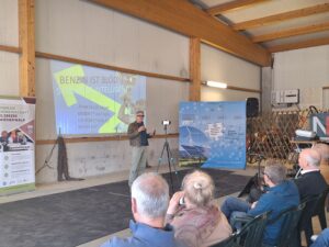 Vortragender spricht über Elektromobilität und Innovation.