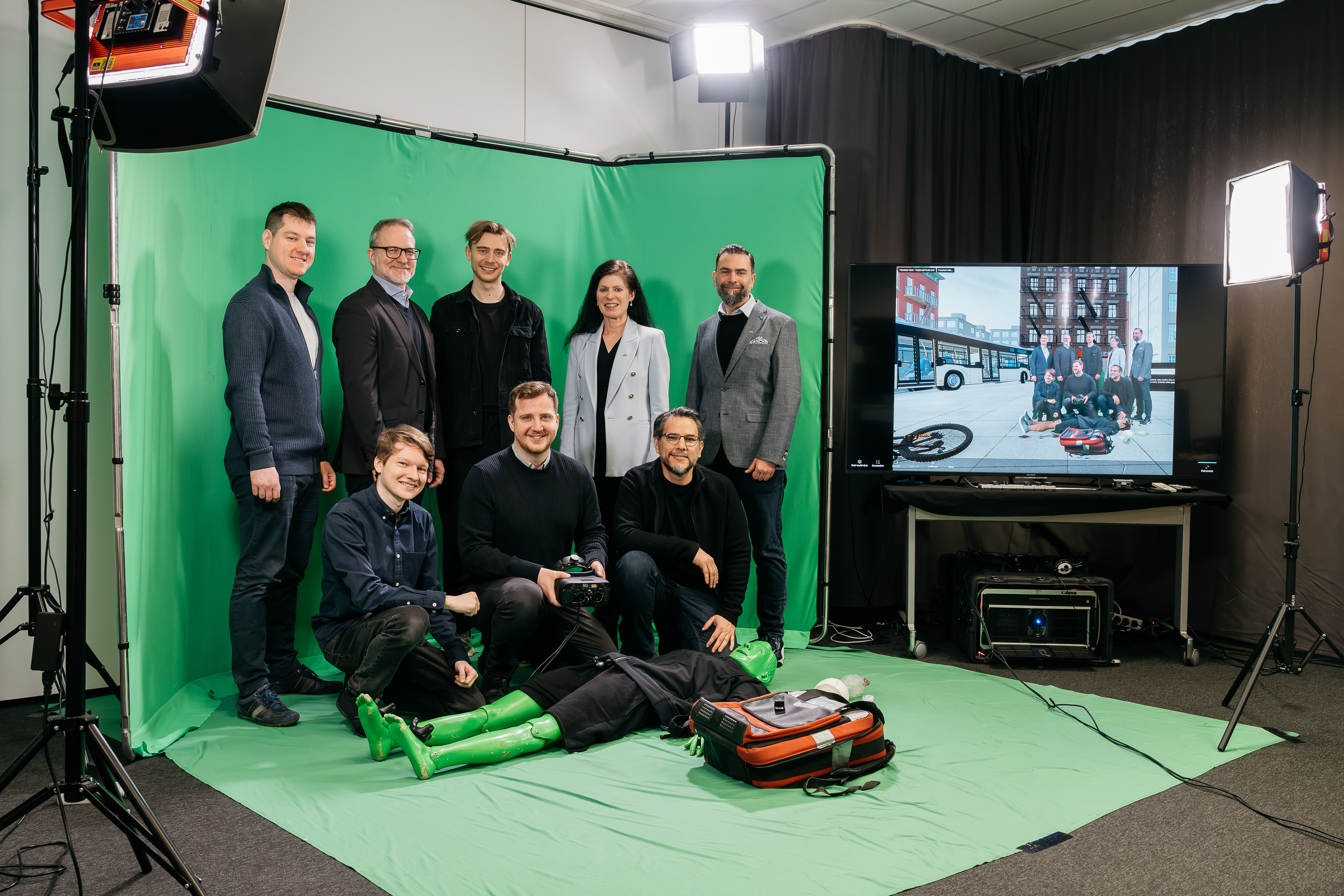 Forschungsteam arbeitet mit Green-Screen und Trainingspuppe für XR-basierte Notfallübungen im Studio.