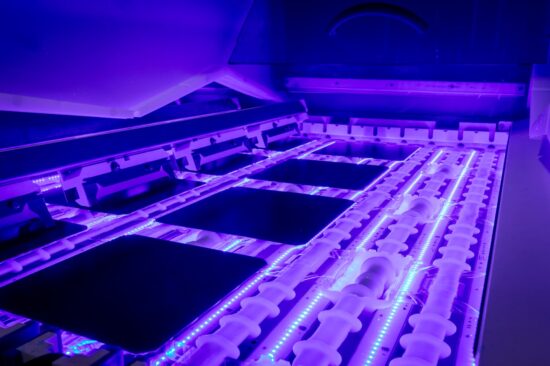 Solarzellen während der UV-Laserstrukturierung in einer Produktionsanlage.