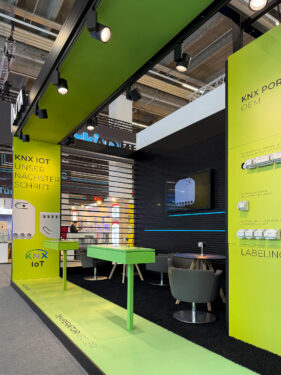 Messestand mit KNX-Technologie und Präsentationsflächen auf einer Fachmesse.