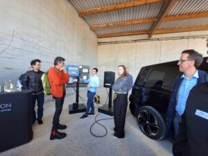 Demonstration von V2G-Technologie mit Elektrofahrzeug und Ladestation.