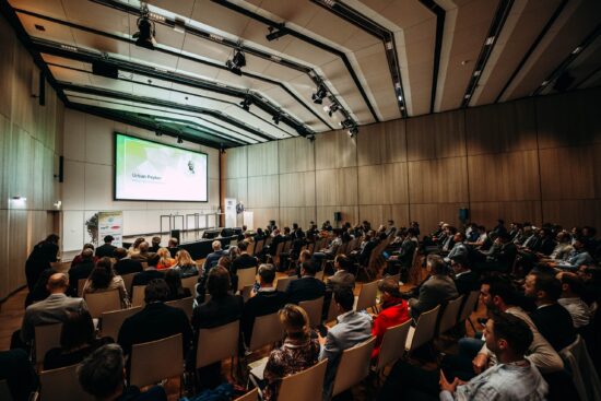 Großer Vortragssaal beim PV-Kongress mit Publikum und Präsentation auf der Bühne