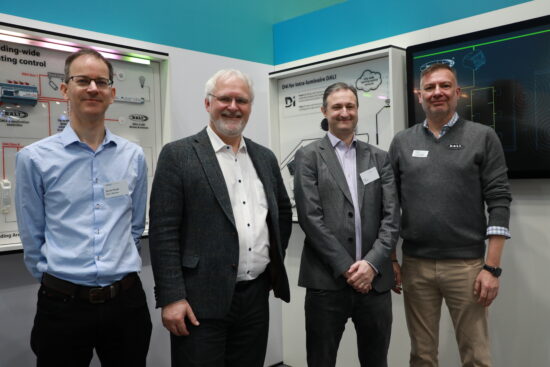Scott Wade, Arnulf Rupp, Paul Drosihn und Jeremy Ludyjan am Stand der DALI Alliance auf der Light + Building 2026 in Frankfurt