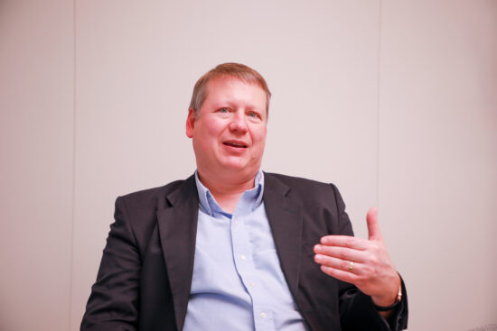 Gregory Nelson, Executive Vice President Business Leader Professional Systems & Services bei Signify, spricht auf der Light + Building 2026 über vernetzte Beleuchtung und intelligente Gebäude.