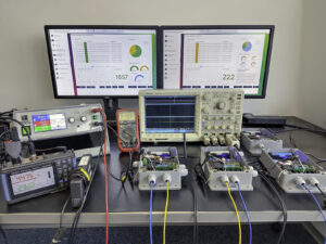 Messaufbau mit Sensoren und Elektronik zur Datenerfassung.