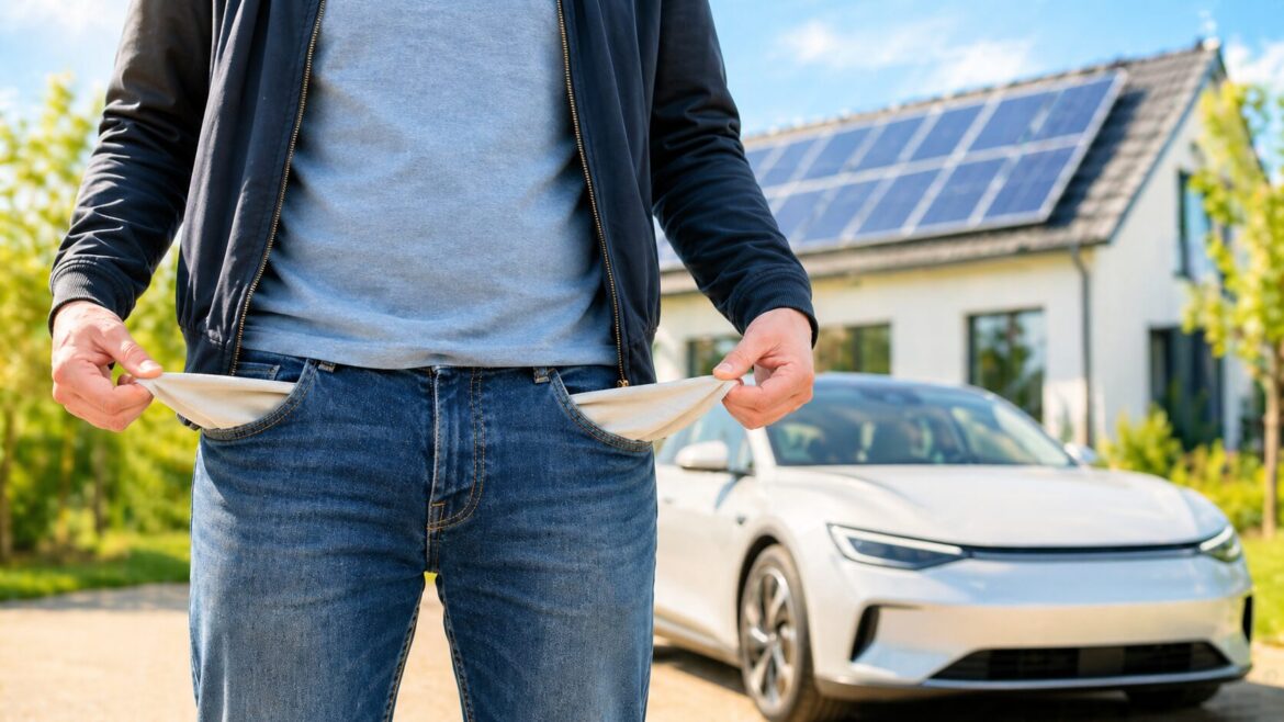 Fotorealistisches Symbolbild mit einer Person, die leere Hosentaschen herauszieht, vor einem Elektroauto und einem Einfamilienhaus mit Photovoltaikanlage