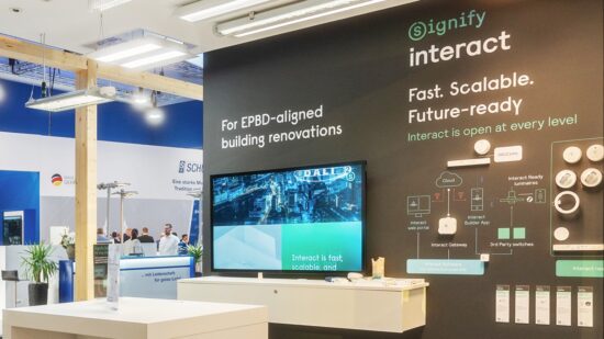 Messestand von Signify Interact auf der Light + Building 2026 mit Hinweisen auf EPBD-konforme Gebäudesanierungen und offene Systemintegration.