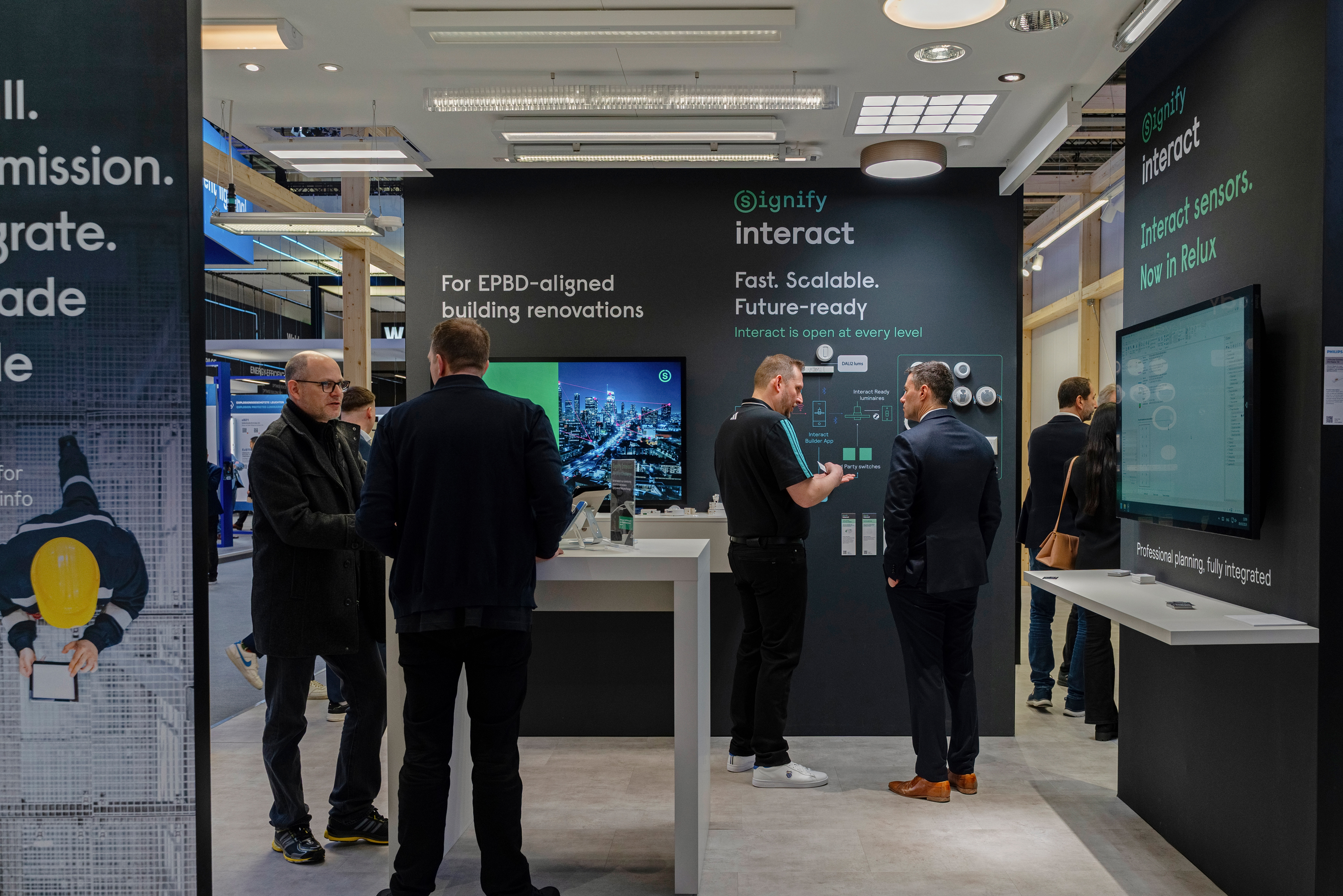 Besucherinnen und Besucher am Signify-Interact-Stand auf der Light + Building 2026 mit Fokus auf EPBD, Sensorik und offene Integration.