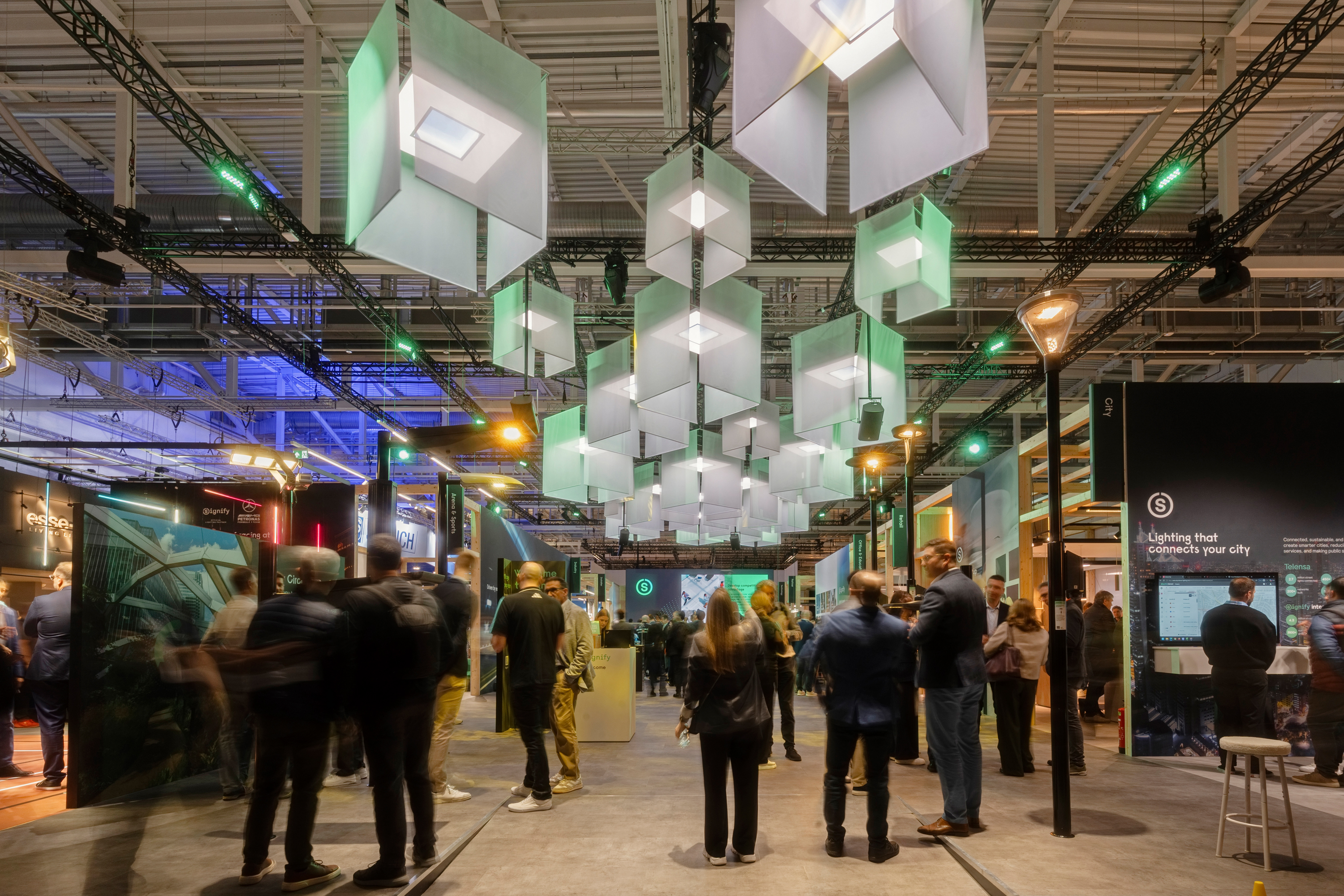 Große Hallenansicht des Signify-Messestands auf der Light + Building 2026 mit Besucherandrang und vernetzter Lichtinszenierung.