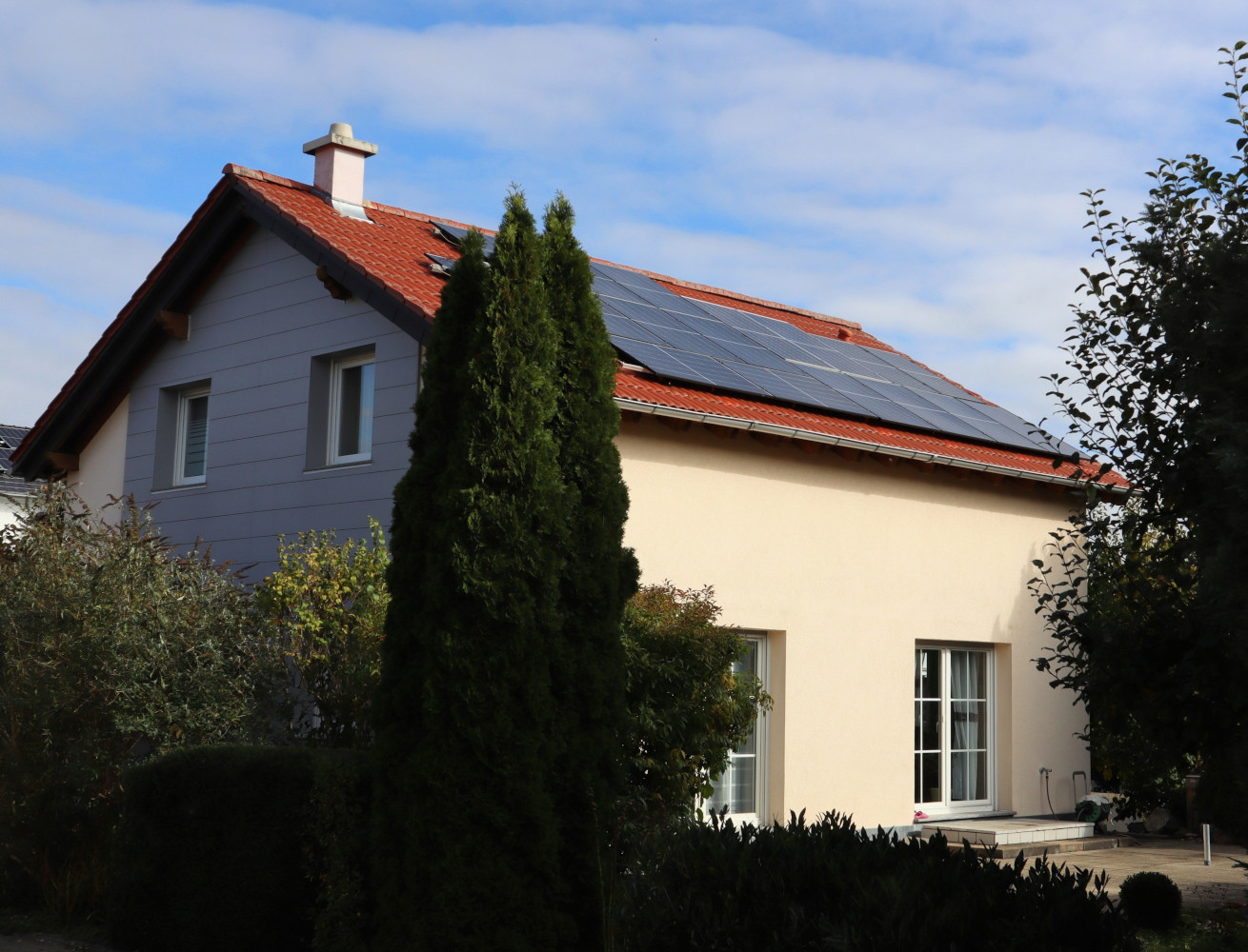 Saniertes-Einfamilienhaus mit PV-Wärmelösung