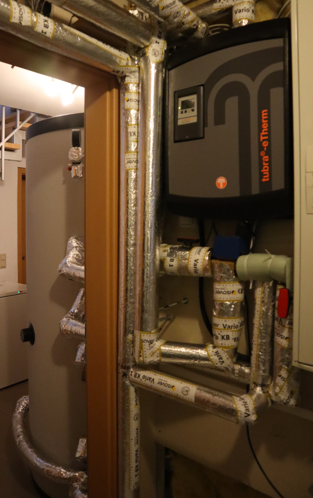 Elektrothermische Station Tuxhorn tubra-eTherm C9+ im Technikraum mit Pufferspeicher