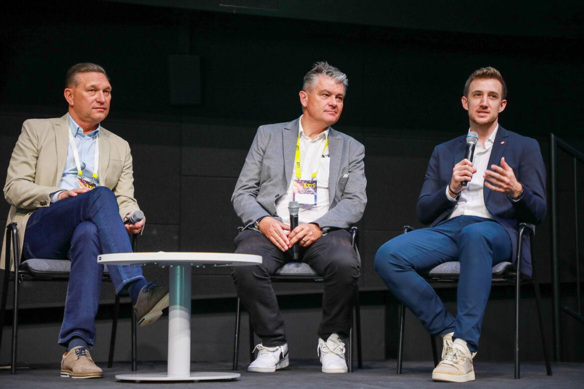 Gabriel Kellner von Ledvance spricht bei der LTG-Podiumsdiskussion in Tulln, neben ihm Peter Haumer von Kiteo Licht und Friedrich Mannschein.
