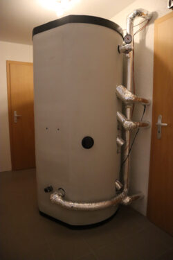 Großer Pufferspeicher im Technikraum eines Einfamilienhauses für Warmwasser und Heizung