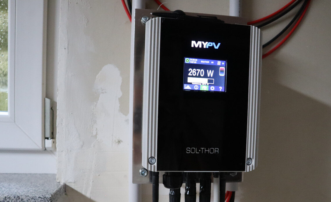 Nahaufnahme eines my-PV SOLTHOR mit Leistungsanzeige zur PV-Wärmeerzeugung