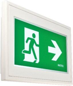 Grünes beleuchtetes Rettungszeichen mit laufender Person und Pfeil nach rechts an einer Wand.