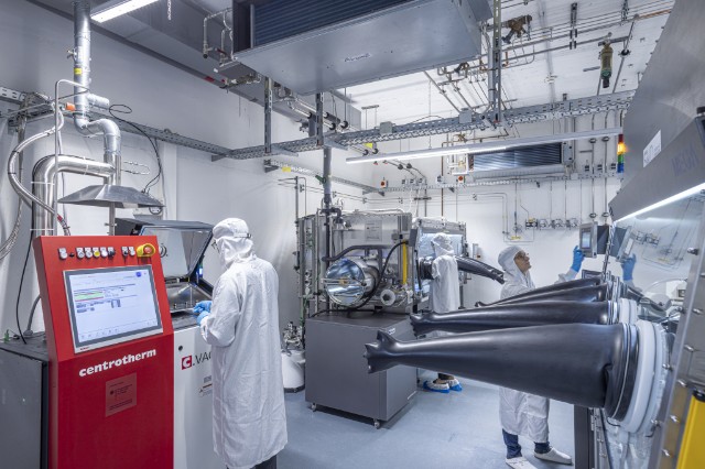 Reinraumlabor mit Beschichtungsanlagen für die Hybrid-Route zur Herstellung von Perowskit-Silizium-Tandemsolarzellen.