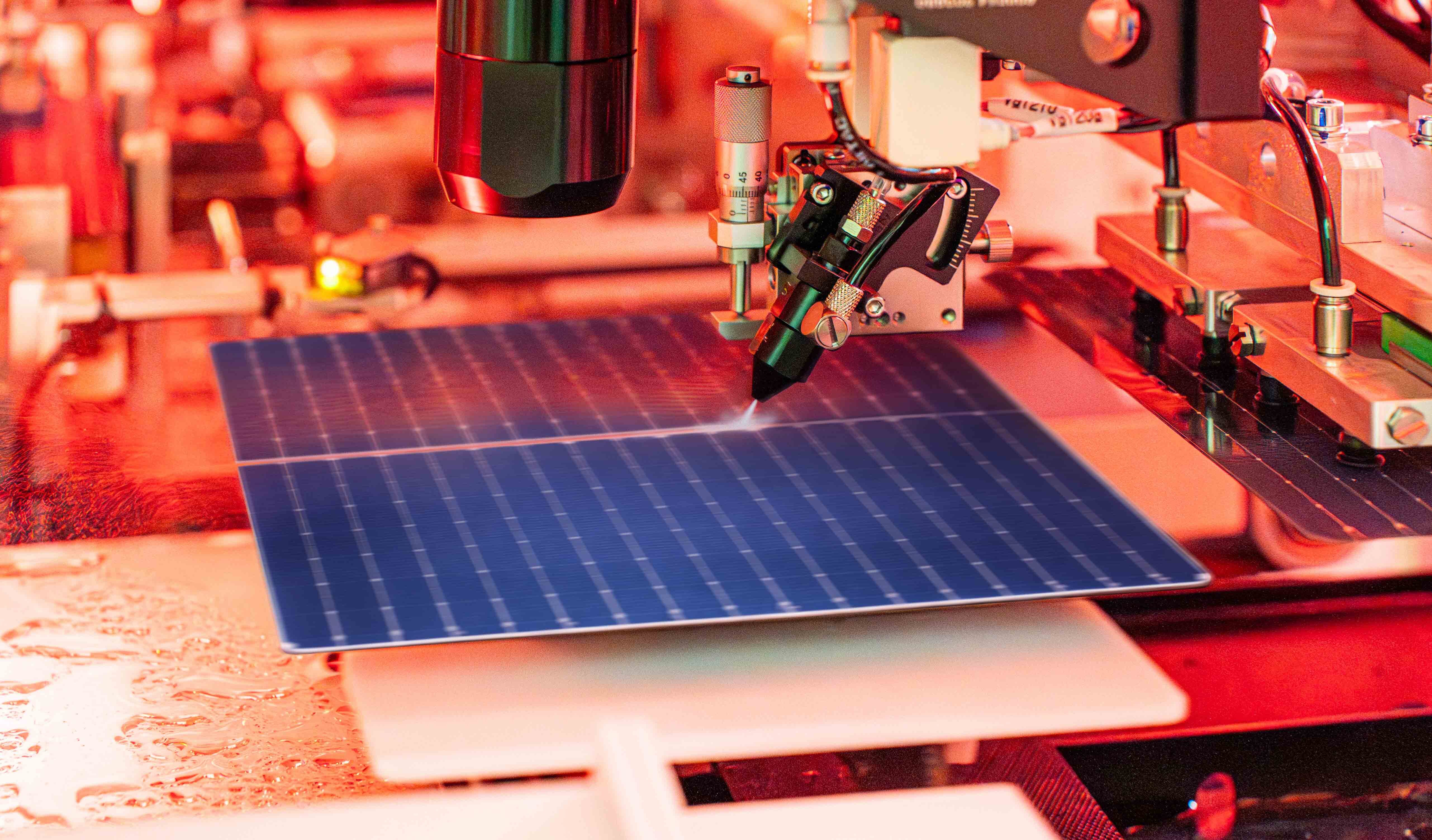 Laser-Schneidanlage bearbeitet Solarzelle in der Solitek-Produktion.