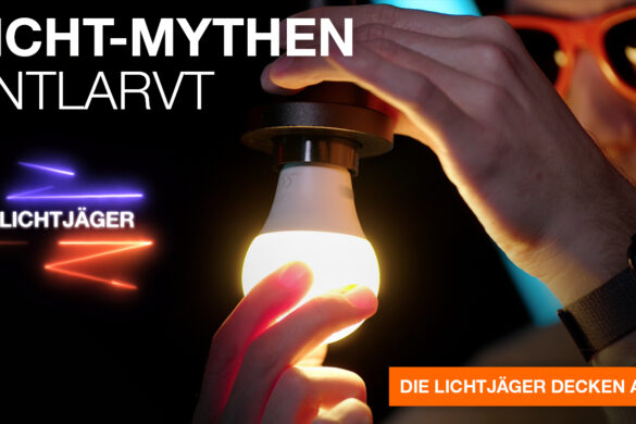 Hand schraubt eine leuchtende LED-Glühbirne in eine Fassung, daneben Schriftzug „Licht-Mythen entlarvt“ und „Lichtjäger“.