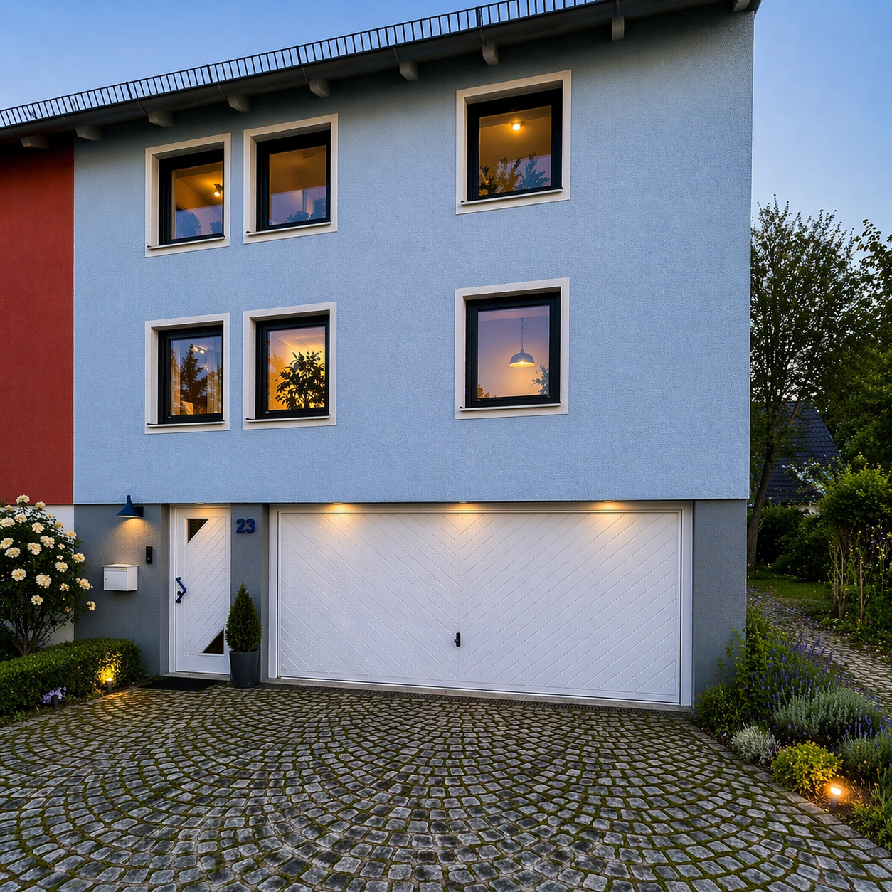 Modernisiertes Reihenendhaus mit neuer Beleuchtung, smarter Türkommunikation und gepflegtem Außenbereich.