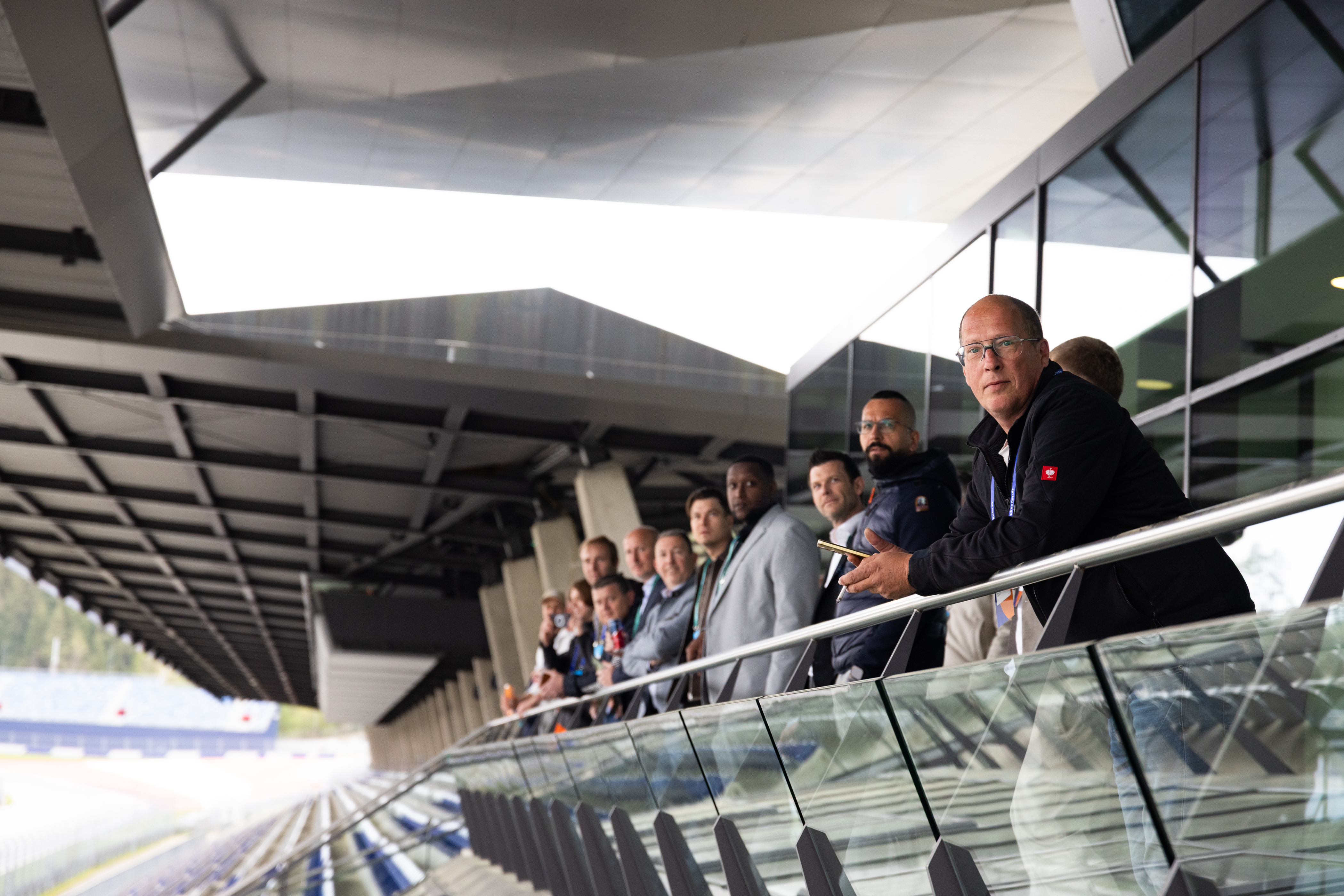Besucher:innen blicken von der Tribüne auf den Red Bull Ring.
