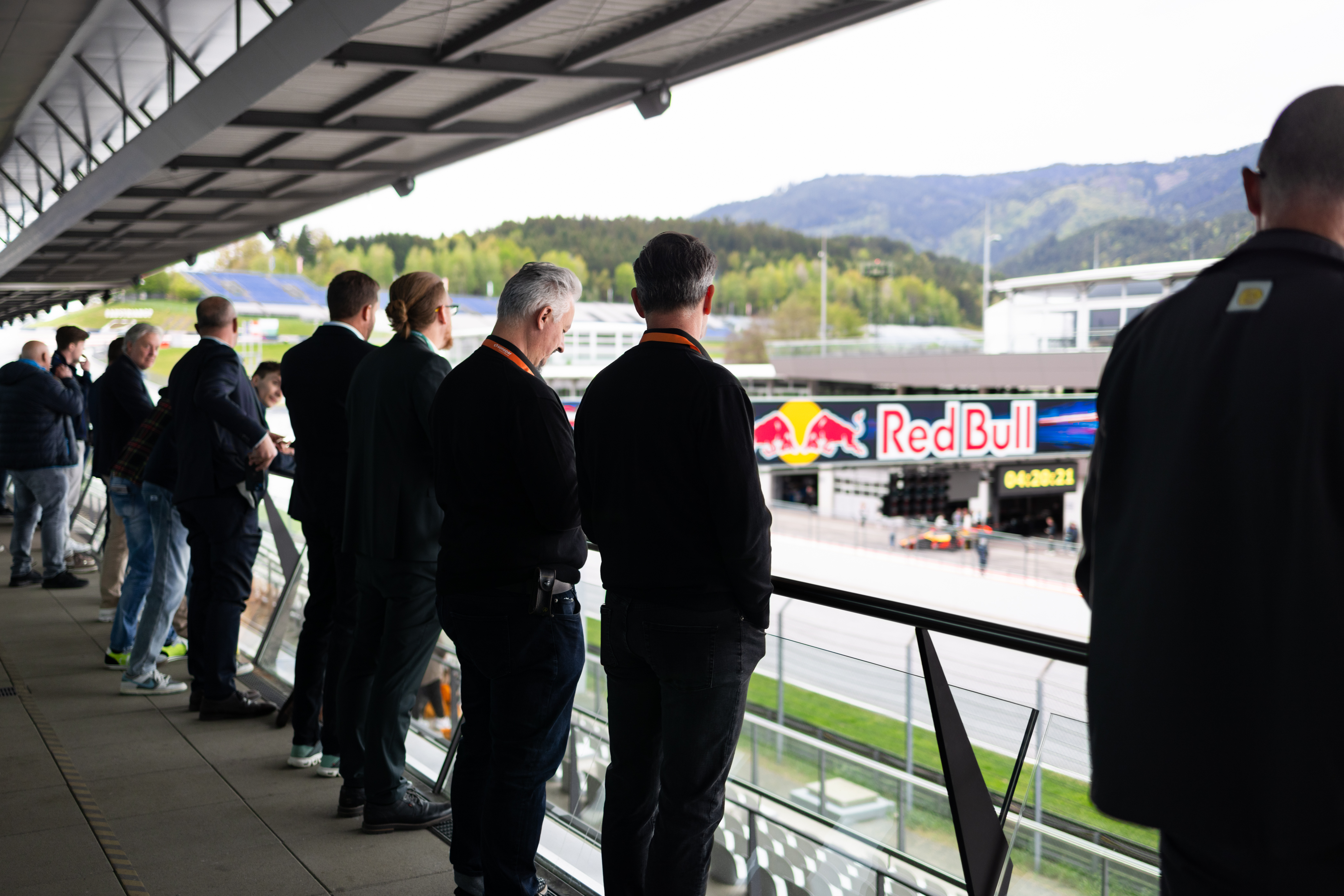 Besucher:innen genießen den Blick auf den Red Bull Ring von der Tribüne aus.