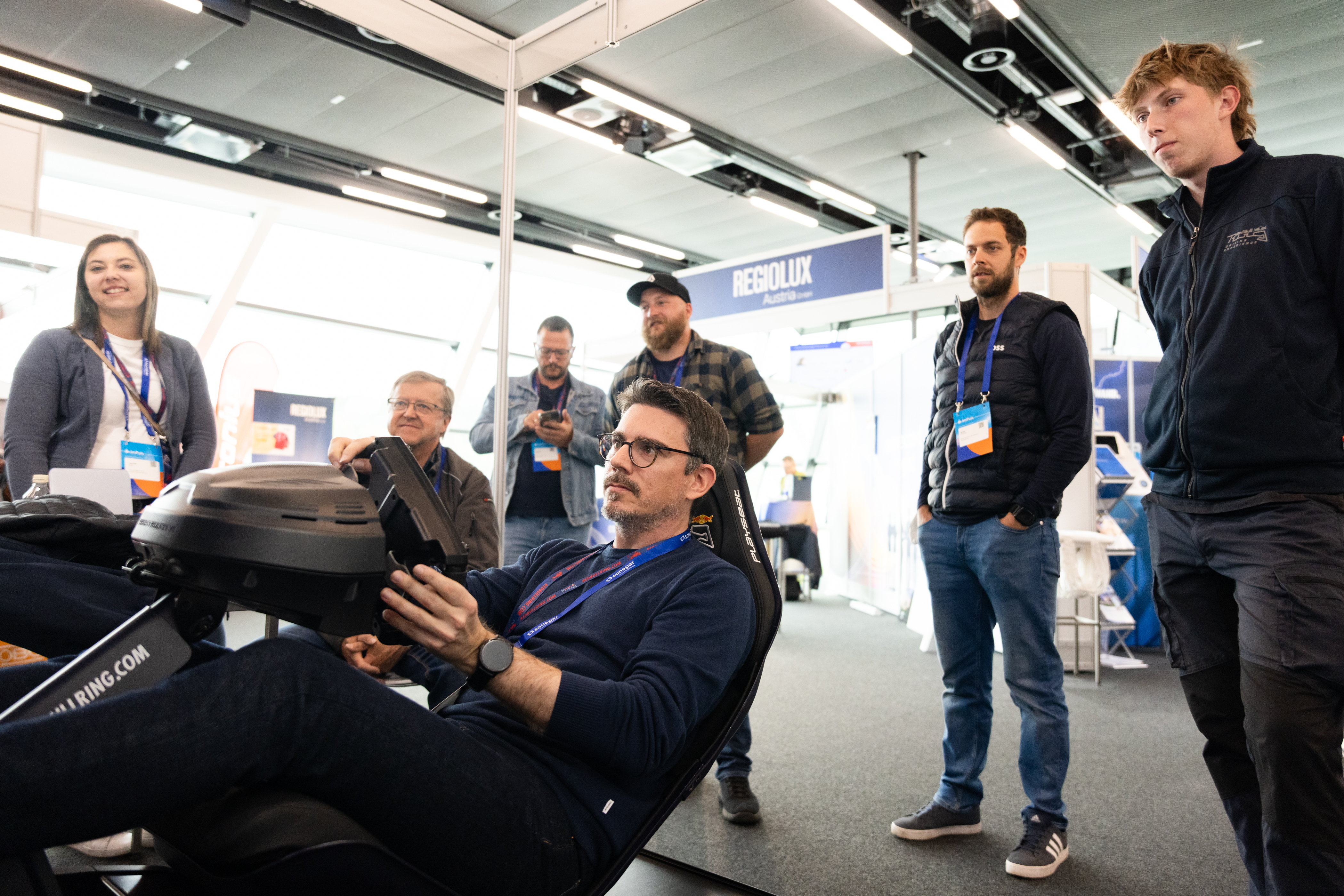 Besucher testen einen Rennsimulator auf der Sonepar ImPuls.