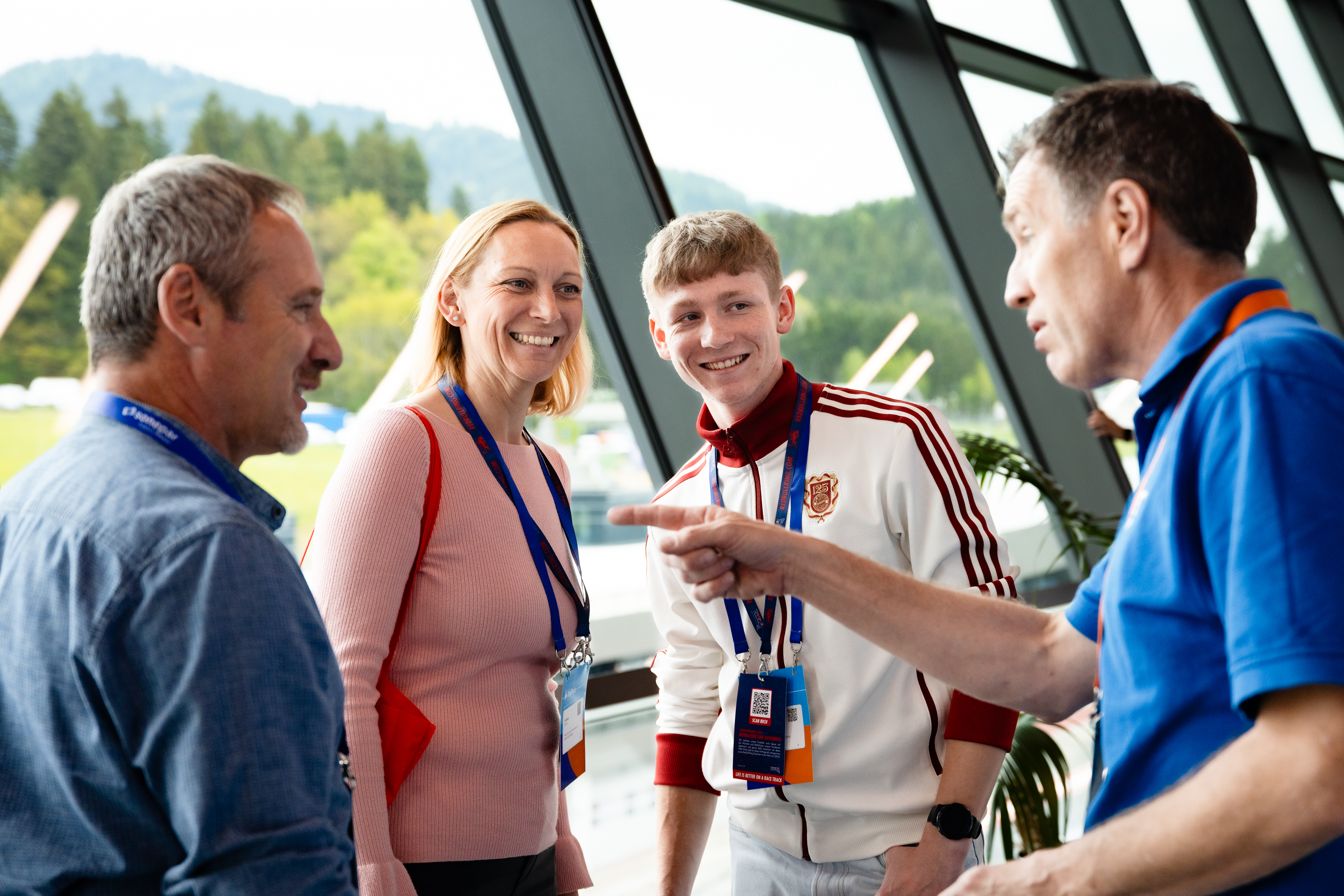 Vier Personen unterhalten sich in entspannter Atmosphäre bei der Veranstaltung.