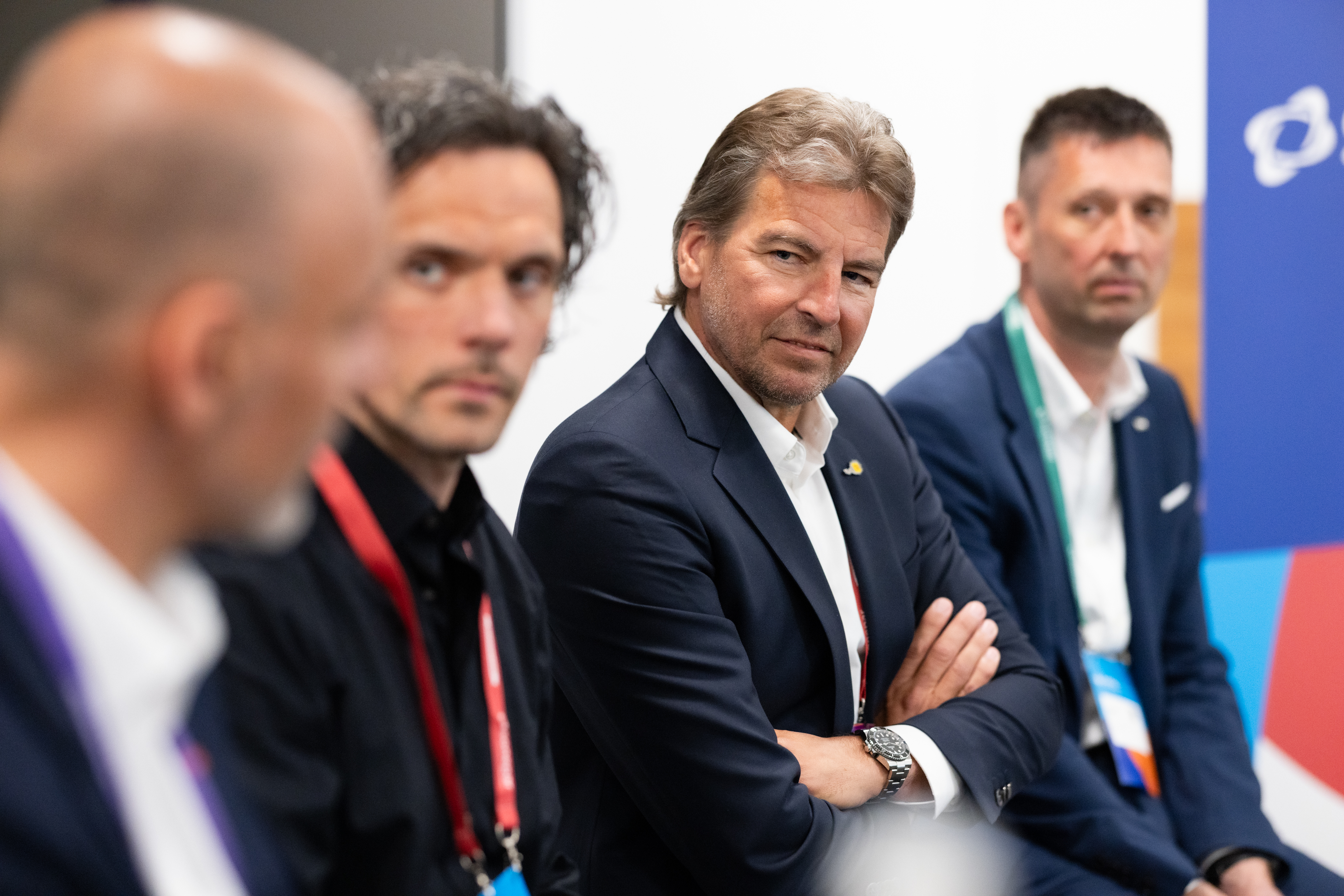 Teilnehmer verfolgen aufmerksam eine Diskussionsrunde.
