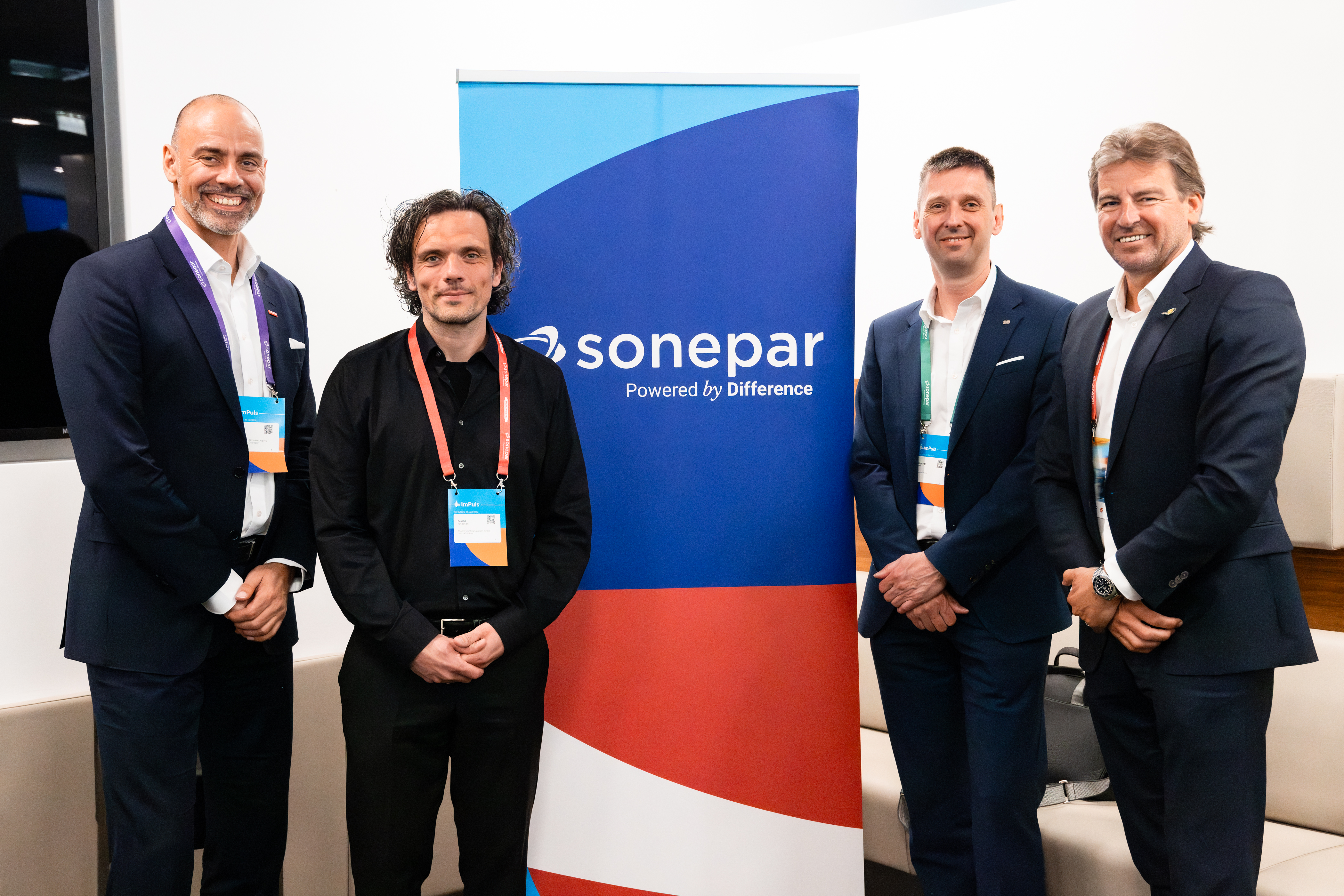 Gruppenfoto vor einem Sonepar-Banner.