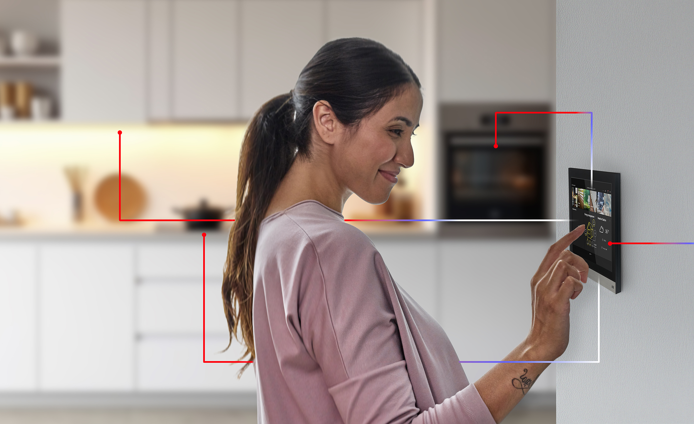 Eine Nutzerin bedient das ABB Smart EMS bequem über ein Smart-Home-Touchpanel.